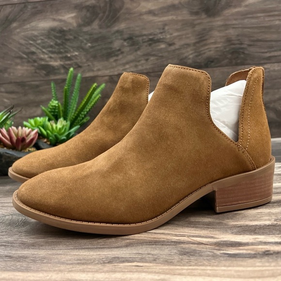 NIB Steve Madden Rainir Notched Ankle Booties Boots Cognac Suede 8 - Picture 3 of 11